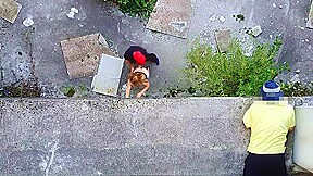 un voyeur espionne un couple baiser