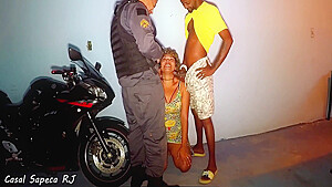 Policial De Servico Me Pega No Flagra Mamando Escondida Depois Da Festa E Ganha Chupada Como Suborno 5 Min