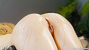 My friend masseuse gave me an oil massage and pussy licking