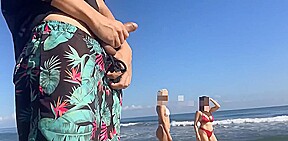 deux nanas s occupent d un mec sur la plage