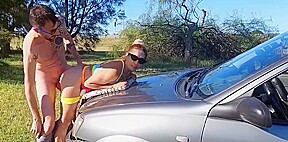 il baise sa copine espagnole sur la voiture